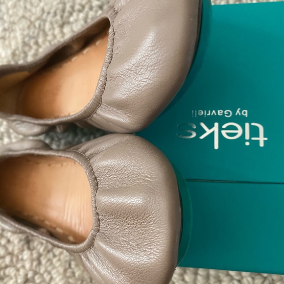 Tieks Taupe size 6 (used) - Picture 1 of 5